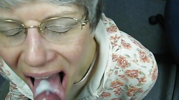 امرأة سمراء جبهة مورو يأخذ الديك في فيلم جنس مترجم الفم